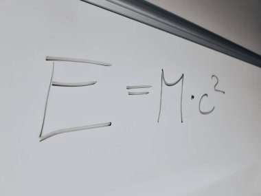 İzafiyet denklemi, okuldaki beyaz bir tahtayla ilgili bir fizik dersinden.