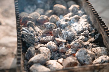 Izgara piknikte lezzetli et hazırlamak için kullanılır.