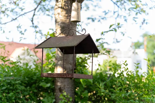 Vogelhaus Dekoration Eines Gartens Vor Einem Einfamilienhaus — Stockfoto