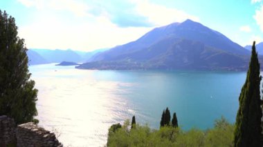 Como Gölü 'nün manzarası İtalya' nın Lombardiya 'nın güzel bir bölgesinden yükseliyor. Yüksek kalite 4k görüntü
