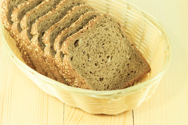 Цельнозерновой коричневый хлеб — стоковое фото