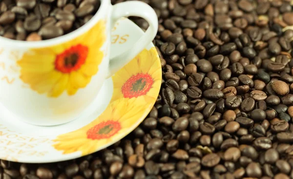 Tasse de café avec des haricots — Photo