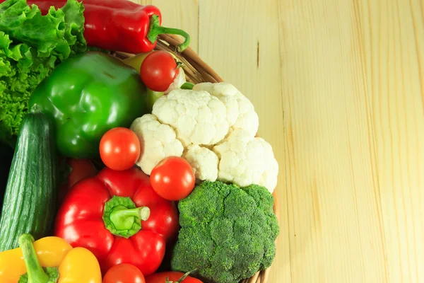 Biologische groenten op een houten achtergrond — Stockfoto