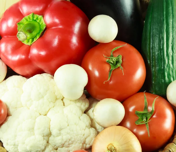 Geweven mand vol verse biologische groenten — Stockfoto