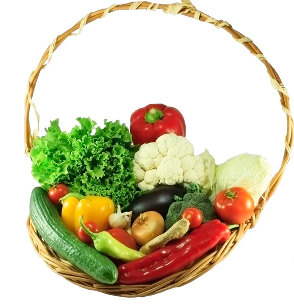 Organic vegetables in a wicker basket — Stock Photo, Image