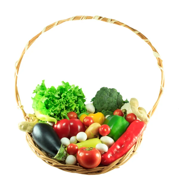 Biologische groenten in een rieten mand — Stockfoto