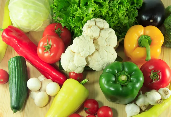 Groenten op een houten ondergrond — Stockfoto