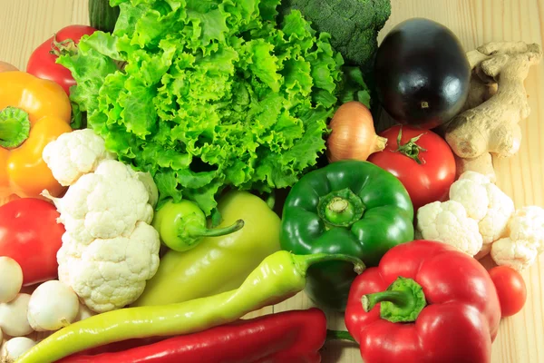 Organic vegetables on a wooden background — Stock Photo, Image