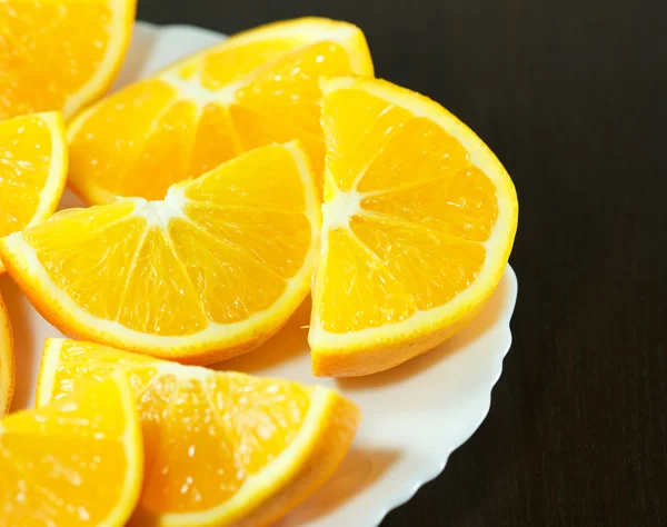 Pedaços de laranja em uma chapa — Fotografia de Stock