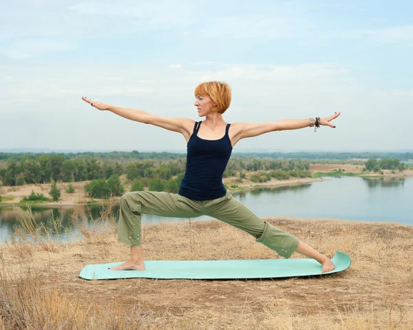 Kız pratik yoga açık havada — Stok fotoğraf