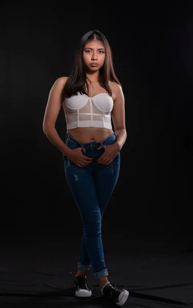 Frontaal Portret Van Latina Meisje Studio Geïsoleerd Zwarte Achtergrond Alternatieve — Stockfoto