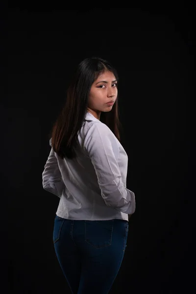 白いシャツと黒の背景に隔離されたスタジオでラティーナの女の子の正面の肖像画 代替モデリングの概念 — ストック写真