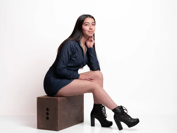 Bela Latina Menina Sentado Uma Caixa Maçã Isolado Fundo Branco — Fotografia de Stock
