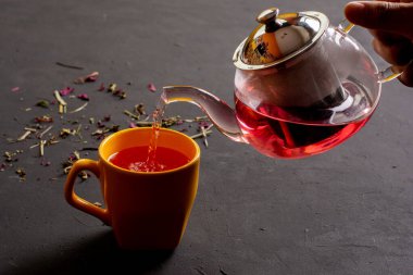 Çayı sarı bardakta doldurma süreci, çayı stres azaltmak için kullanma kavramı