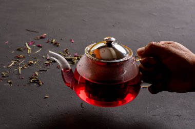 Rahatlama ve kilo verme metodu olarak bitki çayı, kilo vermek ve sağlıklı görünmek için çayı nasıl kullanacağını, sağlıklı beslenme konsepti olarak