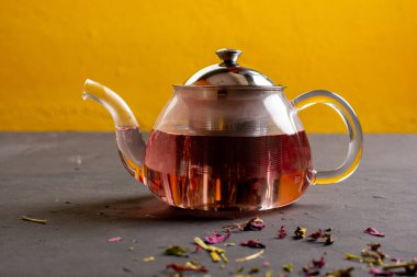 Çaya hazır olmak, vücudu zehirden arındırmak ve rahatlatmak için çay kullanma kavramı.