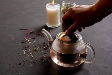 Rahatlatıcı bir ortamda çayı rahatlatma hazırlığı, doğal içecekler ve çay yardımıyla stresle nasıl mücadele edileceği kavramı.