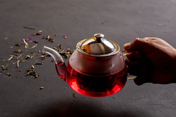 Rahatlama ve kilo verme metodu olarak bitki çayı, kilo vermek ve sağlıklı görünmek için çayı nasıl kullanacağını, sağlıklı beslenme konsepti olarak