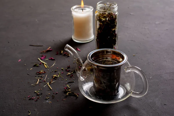 Siyah zemin üzerinde çay olan bir çaydanlığın yan görüntüsü, çay hazırlama kavramı..