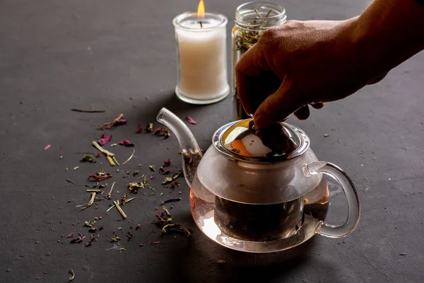 Rahatlatıcı bir ortamda çayı rahatlatma hazırlığı, doğal içecekler ve çay yardımıyla stresle nasıl mücadele edileceği kavramı.