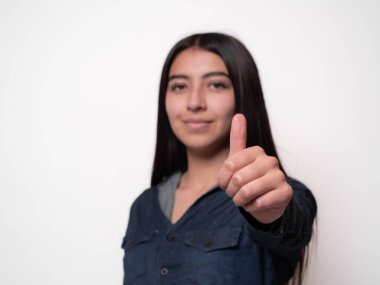Beyaz arka planda izole edilmiş İspanyol kadın onay modunda başparmaklar yukarı