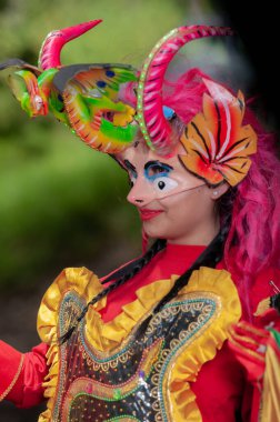 Gülümseyen Latin kadın şeytan maskeli Diablada Pillarea geçit töreni için hazırlanıyor.