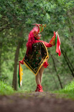 Perulu İspanyol kadın mendillerle dans ediyor. Geleneksel Latin Amerika dansları konsepti..