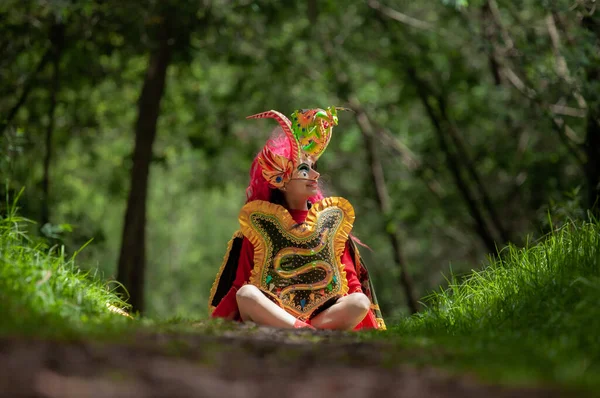 Spaanse Vrouw Boliviaanse Zitten Diablada Pilaar Kostuum Het Midden Van — Stockfoto