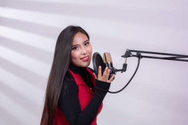 İspanyol podcast yayıncısı canlı yayın yapıyor, podcast oluşturma konsepti, beyaz arka planda izole edilmiş, fotokopi alanı ile.