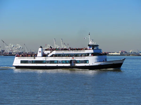 Tourists aboard the Statue of Liberty Ferry, New York City — Stock Photo, Image