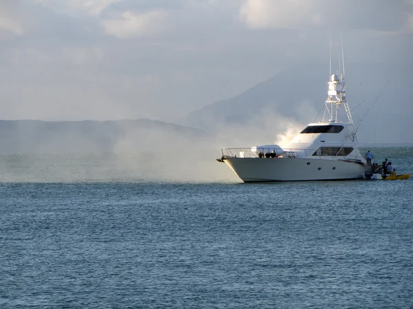 Luxusboot in Flammen Stockbild