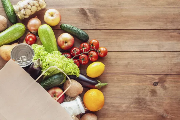 Bolsa de comida de compras de papel con comestibles y verduras —  Fotos de Stock