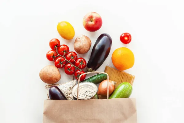 Kantong makanan dengan bahan makanan dan sayuran di atas putih — Stok Foto
