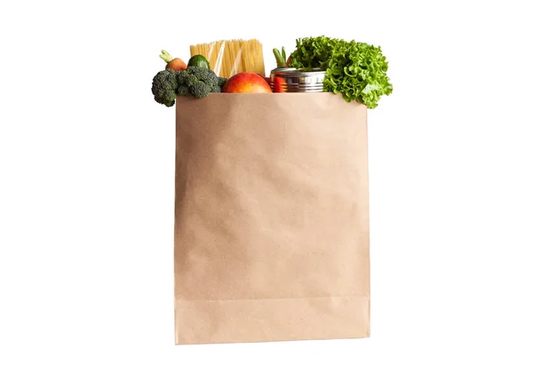 纸制购物袋 带有各种白色背景的杂货 装有新鲜蔬菜 意大利面和罐头食品的一袋食品 食品交付 采购或捐赠概念 — 图库照片