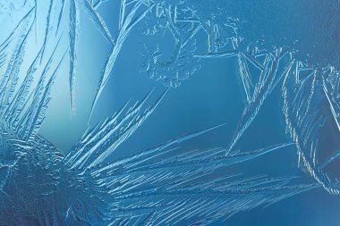 Pencerede donma izi var. Makro fotoğrafçılık. Mavi kış arka planı