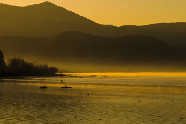 Luces de la mañana en el Lago Lugu —  Fotos de Stock