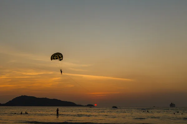 プーケットの夕日パラセー リング — ストック写真