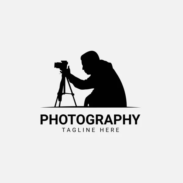 Silhouette Hombre Fotógrafo Que Está Mirando Ilustración Del Vector Cámara — Archivo Imágenes Vectoriales
