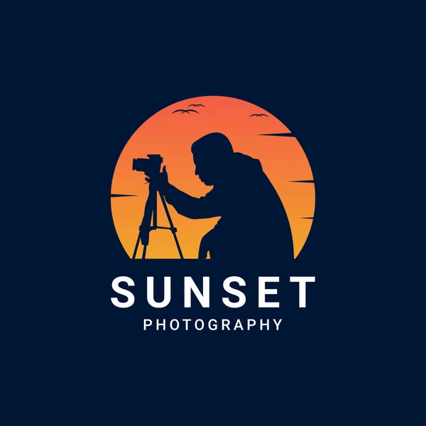 Silueta Hombre Fotografía Con Puesta Sol Que Está Buscando Silueta — Archivo Imágenes Vectoriales