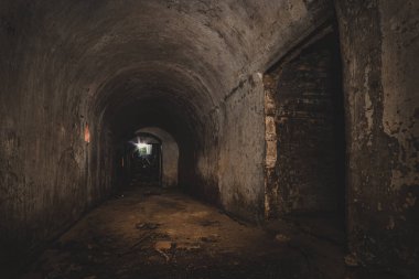 Terk edilmiş eski bir hava saldırısı sığınağı kumtaşı mahzeni ve ormanın derinliklerinde çay ışıkları olan bir sığınak.