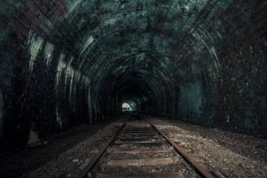 Ürkütücü eski terk edilmiş tren yolu tüneli, onlarca yıl çürümüş, doğal sarkıtları olan kayıp bir yer.