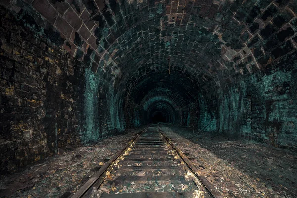 Ürkütücü Eski Terk Edilmiş Tren Yolu Tüneli Onlarca Yıl Çürümüş — Stok fotoğraf