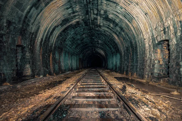 Ürkütücü eski terk edilmiş tren yolu tüneli, onlarca yıl çürümüş, doğal sarkıtları olan kayıp bir yer.