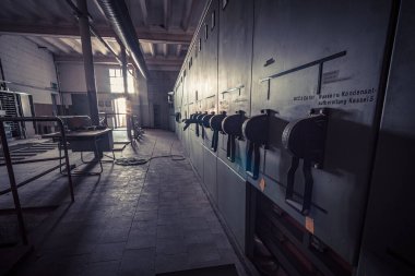 Ürkütücü terk edilmiş sanayi bölgesi enerji santrali kayıp bir yer çürümüş bir fabrika salonu.