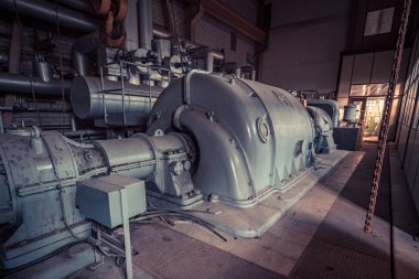 Ürkütücü terk edilmiş sanayi bölgesi enerji santrali kayıp bir yer çürümüş bir fabrika salonu.