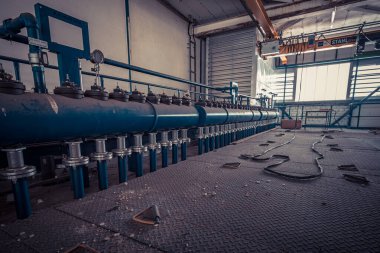 Ürkütücü terk edilmiş sanayi bölgesi enerji santrali kayıp bir yer çürümüş bir fabrika salonu.