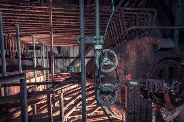 Ürkütücü terk edilmiş sanayi bölgesi enerji santrali kayıp bir yer çürümüş bir fabrika salonu.