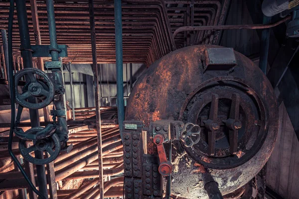 以发电厂为失物招领地的令人毛骨悚然的废弃工业区一个颓废的工厂大厅 — 图库照片