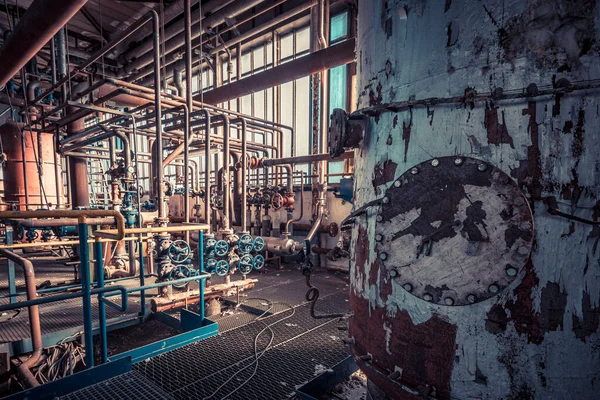 以发电厂为失物招领地的令人毛骨悚然的废弃工业区一个颓废的工厂大厅 — 图库照片