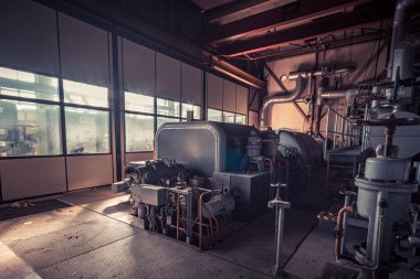 Ürkütücü terk edilmiş sanayi bölgesi enerji santrali kayıp bir yer çürümüş bir fabrika salonu.